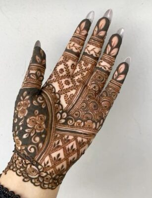 Aesthetic Mehndi Design looks beautiful on front and back hands