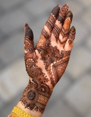 Aesthetic Mehndi Design looks elegant with minimal patterns