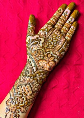 Aesthetic Mehndi Design looks stunning with dark henna stain