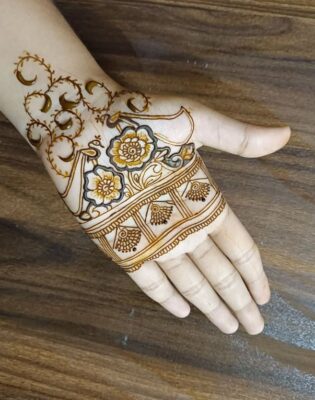 Aesthetic Mehndi Design matches well with modern outfits