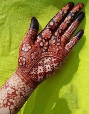 Aesthetic Mehndi Design suits all age groups