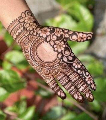 Aesthetic Mehndi Design uses clean and balanced lines