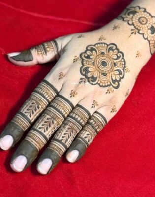 Among college girls, Instagram Modern Back Hand Mehndi Design is very trendy
