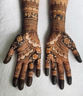 Arabic Mehndi Design covers hands without overcrowding