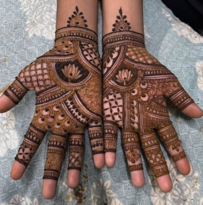 Arabic Mehndi Design is loved for its simple yet bold style