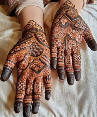 Arabic Mehndi Design looks beautiful with dark henna stain