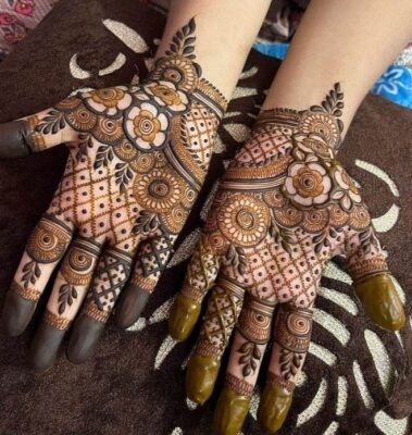 Arabic Mehndi Design uses large flowers and leafy patterns