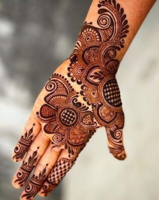 Bridesmaids also prefer stylish Full Hand Mehndi Design patterns