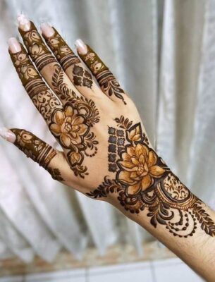 During festivals like Karva Chauth and Teej, Instagram Modern Back Hand Mehndi Design looks very attractive