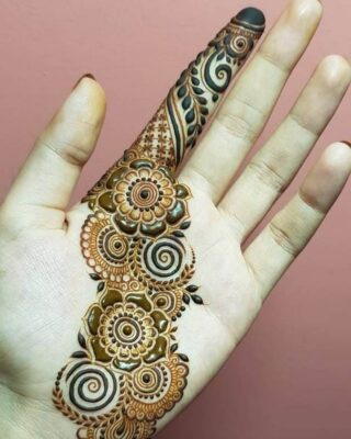 Easy Arabic Mehndi Design covers the hand in a diagonal style