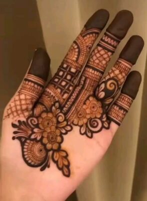 Easy Arabic Mehndi Design gives a clean and elegant finish