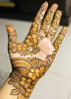 Easy Arabic Mehndi Design gives a stylish and modern look