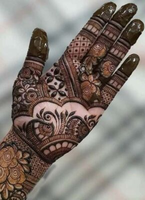 Easy Arabic Mehndi Design is light yet very attractive