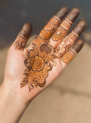 Easy Arabic Mehndi Design is suitable for engagement ceremonies