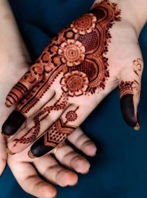 Easy Arabic Mehndi Design matches well with traditional outfits