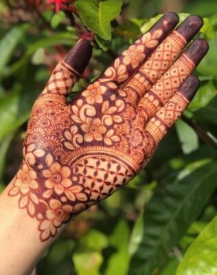 Easy Arabic Mehndi Design suits girls of all ages