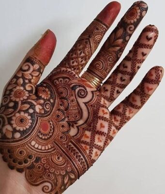 Easy Arabic Mehndi Design uses leafy and vine motifs