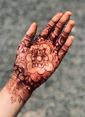 Easy Front Hand Simple Mehndi Design is quick and simple to apply