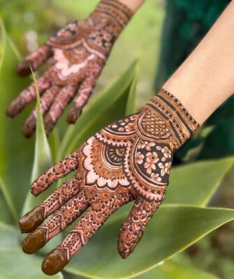 Easy Front Hand Simple Mehndi Design is suitable for daily wear style