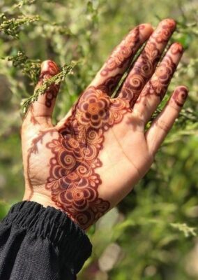 Easy Front Hand Simple Mehndi Design is suitable for engagement ceremonies