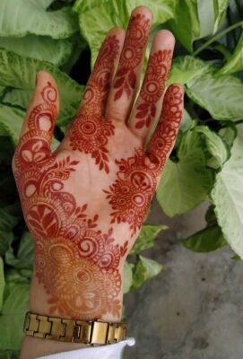 Easy Front Hand Simple Mehndi Design is trending for casual occasions