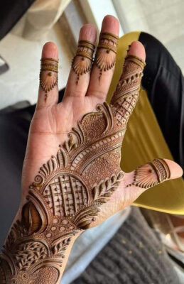 Easy Front Hand Simple Mehndi Design looks beautiful with dark henna stain