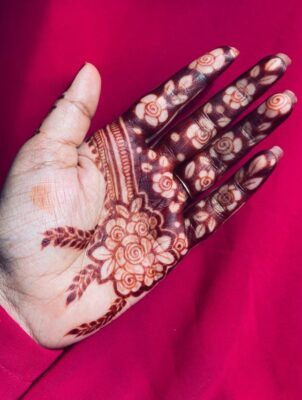 Easy Front Hand Simple Mehndi Design looks beautiful with light patterns