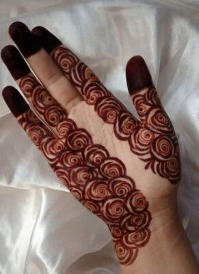 Easy Front Hand Simple Mehndi Design matches well with traditional outfits