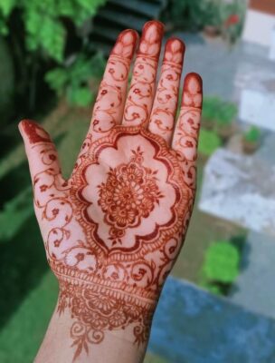 Easy Front Hand Simple Mehndi Design suits girls of all ages