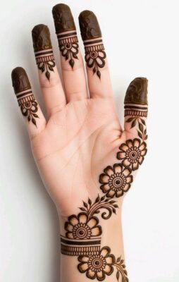 Easy Mehndi Design is light yet very eye-catching