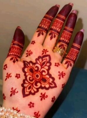 Easy Mehndi Design is perfect for casual occasions