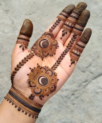 Easy Mehndi Design looks beautiful with floral patterns