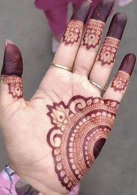 Easy Mehndi Design makes hands look stylish and graceful