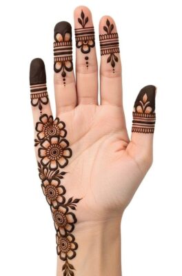 Easy Mehndi Design matches well with traditional outfits