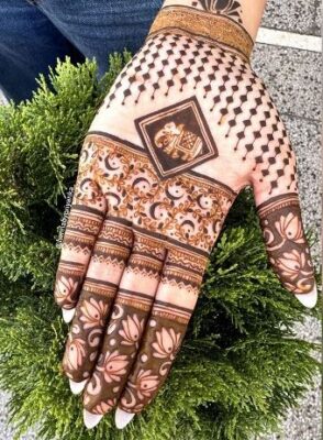 Every bride wants a unique New Mehndi Design Photo for her wedding