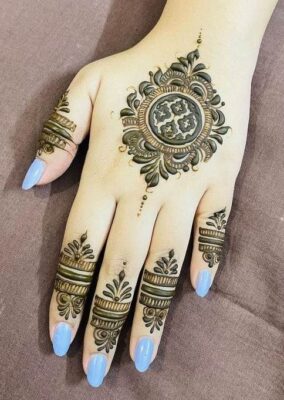 Floral and geometric patterns in Instagram Modern Back Hand Mehndi Design look very beautiful