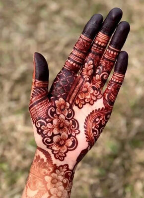Full Hand Mehndi Design covers the entire hand beautifully