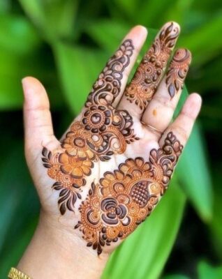 Full Hand Mehndi Design looks stunning with dark henna color