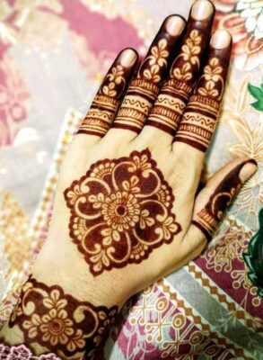 If you want a trendy look, you should try Instagram Modern Back Hand Mehndi Design