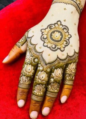 Instagram Modern Back Hand Mehndi Design is popular because it can be applied quickly