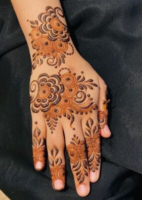 Instagram Modern Back Hand Mehndi Design looks very stylish at weddings and special functions