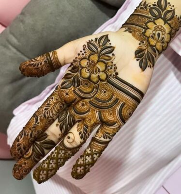 Mehndi Design 2026 looks beautiful with dark henna color