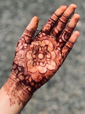Mehndi Design Easy And Beautiful gives a neat and elegant look