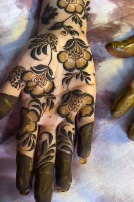 Mehndi Design Easy And Beautiful is suitable for all age groups