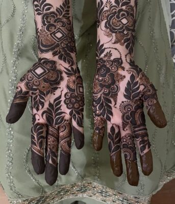 Mehndi Design Easy And Beautiful matches well with traditional outfits