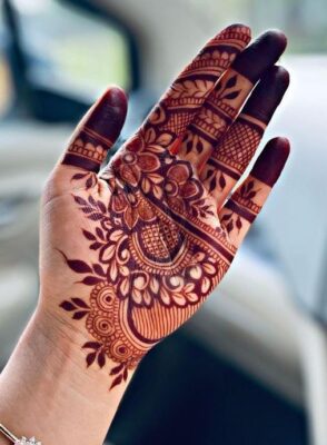 Mehndi Design Easy And Beautiful suits both casual and festive looks