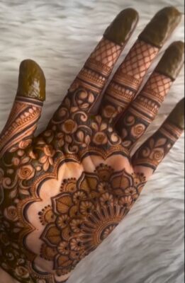 Mehndi Design Easy And Beautiful uses simple floral patterns