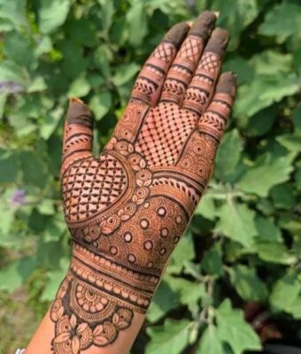 Mehndi Design Simple 2026 gives a modern and soft vibe