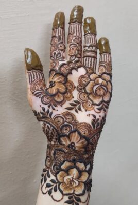 Mehndi Design Simple 2026 gives a neat and elegant look