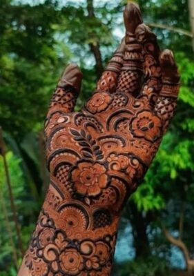 Mehndi Design Simple 2026 is simple but impressive